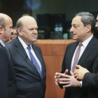 El ministro español de Economía y Competitividad de España, Luis de Guindos (izda), conversa con sus homólogos de Irlanda Michael Noonan (2i), y de Malta Edward Scicluna (dcha), y con el presidente del Banco Central Europeo, Mario Draghi (2d).