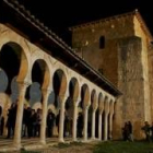 Miembros de Promonumenta iluminando con velas el monasterio el pasado mes de febrero