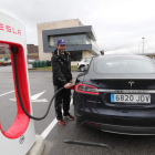 Recarga de un vehículo eléctrico. L. DE LA MATA
