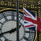 La bandera del Reino Unido ondea hoy a media asta delante del Parlamento británico.