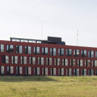 Edificio rojo de Eras de Renueva, dedicado a empresas de base tecnológica. RAMIRO