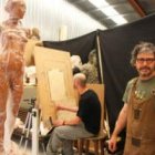 El artista y profesor de Bellas Artes de la Complutense, en su taller del polígono de Fabero.