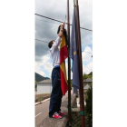 Un joven pone a media asta una bandera en Degaña.
