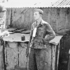 Martin Selling, interrogando a dos prisioneros alemanes, cerca del frente, en Francia, en 1944.