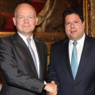 El ministro de Asuntos Exteriores británico, William Hague, junto al ministro principal de Gibraltar, Fabián Picardo, en Londres.