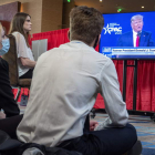 Un grupo de jóvenes siguen a Trump por tv. CRISTOBAL HERRERA-ULASHKEVICH
