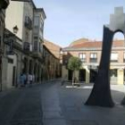 El «Arco Viajero», obra de la artista holandesa Corinne van Bergen, instalado en Torres de Omaña