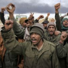 Hombres pro-Gadafi muestran su apoyo al presidente libio, esta mañana, en Ras Lanouf.