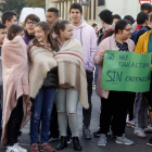 Protesta ante Educación por el frío en las aulas del instituto. M. P.