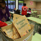 Reparto de alimentos de Cruz Roja.