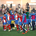 Los jugadores del Navalcarnero celebran su victoria ante el Eibar en la Copa del Rey. MARISCAL