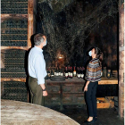 Los reyes en una bodega de La Rioja. JOSÉ JIMÉNEZ/CASA DE SU MAJESTAD