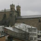 San Pedro de Montes aporta un tumbo y la talla de Santa Escolástica