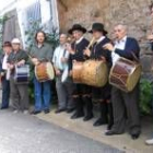 Jóvenes y veteranos tamborileros llenaron ayer de música las calles de los tres barrios de Noceda
