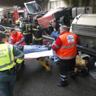 Efectivos de Bomberos, Guardia Civil y del Servicio de Emergencias de la Junta atienden al conductor herido.