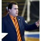 Gustavo Aranzana da instrucciones