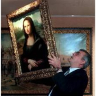El director del Museo Imaginario de Barcelona con una Mona Lisa falsa