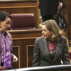 La ministra de Trabajo, Magdalena Valerio, conversa con la titular de Economía, Nadia Calviño, en el Congreso de los Diputados.