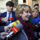 La portavoz del PP en el Ayuntamiento de Madrid, Esperanza Aguirre, a su llegada a la conferencia sobre el populismo, en Valencia.