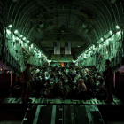 Imagen de un avión de la armada estadounidense evacuando a cientos de personas de Afganistán. SENIOR AIRMAN TAYLOR CRUL