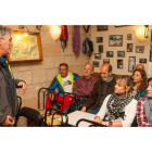 Conferencia sobre montañismo en el bar La Rinconada. DL