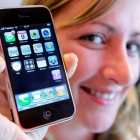 Una modelo muestra un teléfono iPhone en una fotografía de archivo.