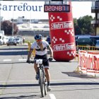 Uno de los corredores, durante la contrarreloj de la primera etapa de la Vuelta. FERNANDO OTERO PERANDONES