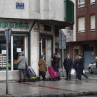Colas en una tienda de verduras en León, ayer. JESÚS F. SALVADORES