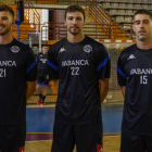 Los tres nuevos fichajes del Ademar hasta la fecha, Tiago Sousa, David Fernández y Juan Castro, ayer en su primer entrenamiento. MIGUEL F. B.