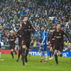 Piqué celebra su gol ante la mirada de Granero.