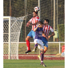 Rojiblancos y morados disputaron un derbi muy igualado. ANA F. BARREDO