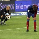 El portero Valdés y el defensa Piqué se lamentan del empate del Villareal que impedía a los culés ca