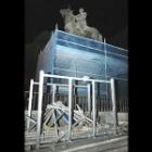 Una grúa ha retirado esta madrugada la estatua ecuestre de Franco situada en Madrid