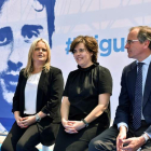 Mari Mar Blanco, Soraya Sáenz de Santamaría y Alfonso Alonso durante el homenaje. MIGUEL TOÑA