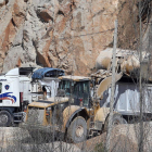 Camiones cargando áridos ayer en la cantera de Catisa en el municipio de Carucedo.