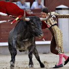 Robleño durante la faena de muleta a su primer toro, premiada con una ovación.