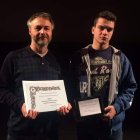Recogida del premio, en una foto enviada por el IES Europa. DL