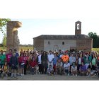 Vecinos de Calzada del Coto, Bercianos del Real Camino y Sahagún, antes de iniciar la marcha en el Centro del Camino.