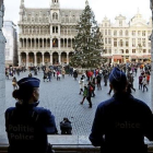 La policía belga vigila la Grand Place de Bruselas.