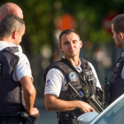 Agentes de policía belgas, en el lugar del ataque. STEPHANIE LECOCQ