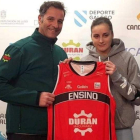 La jugadora leonesa en su presentación con el equipo gallego. ENSINO