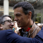 Patxi López abraza a Pedro Sánchez, el pasado Sant Jordi en Barcelona.