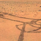 a figura dibujada por las ruedas del vehículo explorador " spirit " en marte desata las chanzas por su parecido con un pene