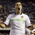 El delantero del Valencia David Villa celebrando un gol.