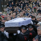El ataúd con los restos del fallecido opositor ruso Boris Nemstov es trasladado durante su funeral en Moscú.