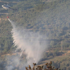 Descarga de agua desde un helicóptero, el pasado lunes