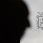El perfil del alcalde de León, José Antonio Diez, se recorta sobre el escudo de León en el despacho de la Alcaldia del Ayuntamiento de San Marcelo. RAMIRO