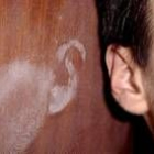 La huella de la oreja queda de manifiesto en la puerta tras un tratamiento especial
