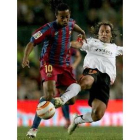 Ronaldinho intenta controlar el balón presionado por Rufete