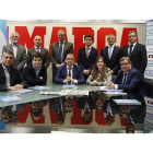 En la imagen aparecen sentados, de izquierda a derecha, el presidente de la Federación Española de Ajedrez Javier Ochoa de Echagüen, el Gran Maestro Internacional Jaime Santos, el director del diario Marca Juan Ignacio Gallardo, la concejala de Deportes d